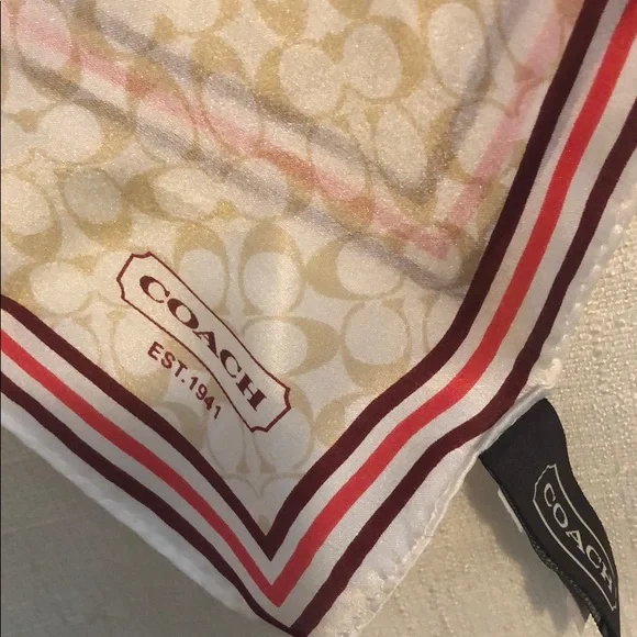 The gorgeous coach scarf in cream, a simple elegance for your outfit 😍 - Picture 6 of 8